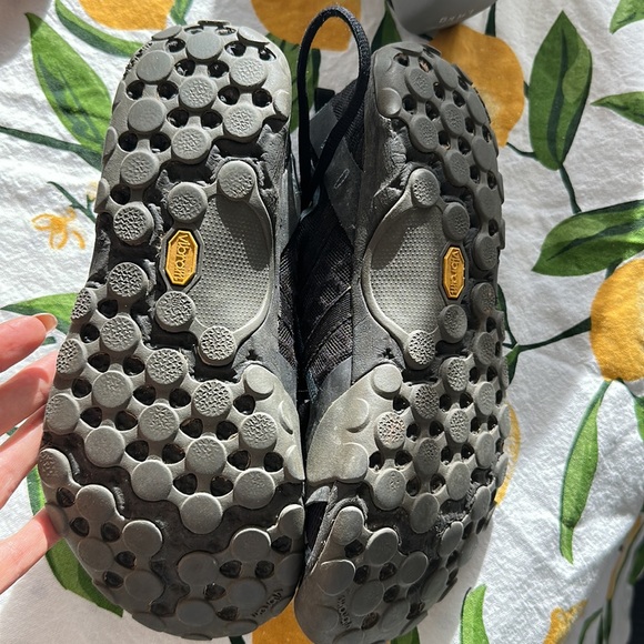 Vibram by New Balance running shoes - Picture 3 of 3